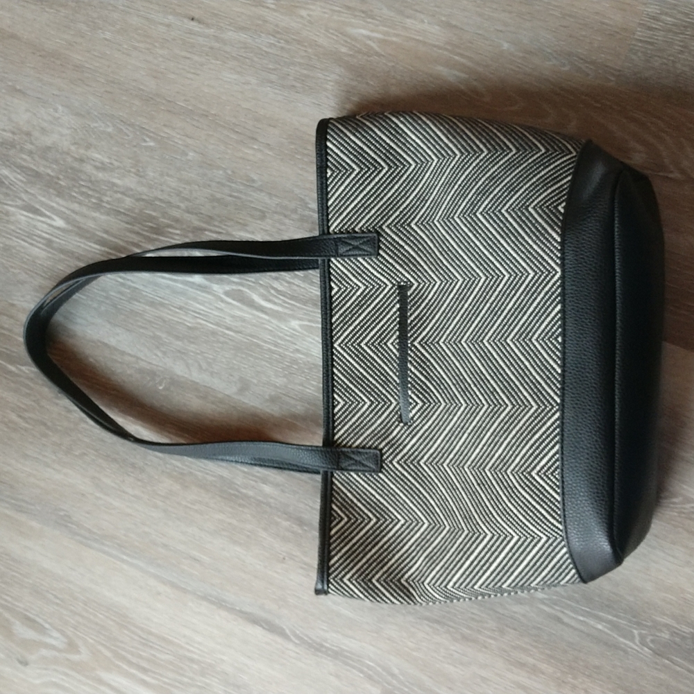 thirty-one Shoulder bag, black and white